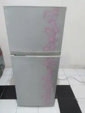 Kulkas 2 pintu merk sharp di jamin masih orisinil