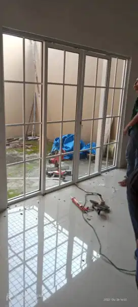 Pintu kaca toko