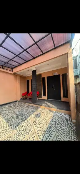 RUMAH DISEWAKAN 2 LANTAI JAKARTA TIMUR LOKASI STRATEGIS