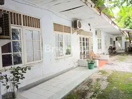 Rumah Tua Lahan Luas di Kawasan Bisnis Strategis Gajah Mada, Jakbar