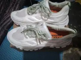 Sepatu olah raga wanita