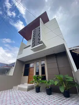 Rumah Mewah 2 Lantai Bangunan Megah Lokasi di Condong Catur Jakal KM 8