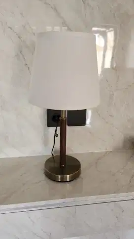 Lampu meja masih sangat bagus
