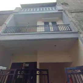 Disewa rumah tinggal 3 Lt Semi Furnished Tanjung Duren baru renovasi