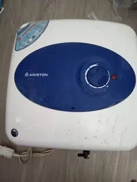 Water Heater Ariston 15L – Kondisi Bocor (Untuk Sparepart)