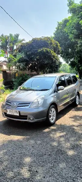 Dijual mobil Livina XV 2012