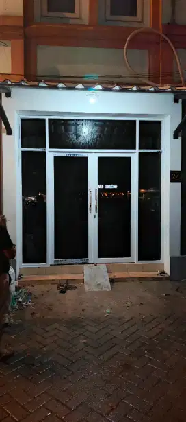 Sekat aluminium dan kaca
