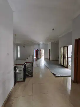 Disewakan rumah 2 lantai komplek PLN di Senayan Jakarta
