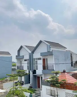 VILLA MEWAH KOTA BATU 2 LANTAI DILENGKAPI PRIVATE POOL & FURNITURE
