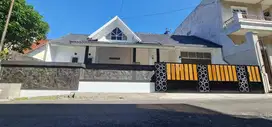 RUMAH MEWAH GAYA RETRO KLASIK dalam PERUMAHAN di JL. KALIURANG KM 12