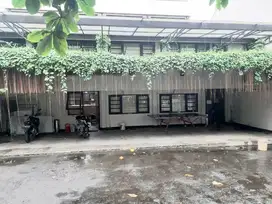 Rumah Besar Dengan Halaman Luas Cocok Untuk Kantor Atau Tempat Tinggal