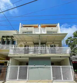 Rumah baru berkonsep Town house 3 lantai di Wisma Permai
