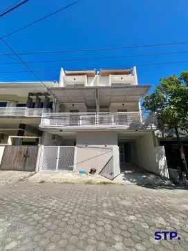 Rumah baru berkonsep Town house 3 lantai di Wisma Permai