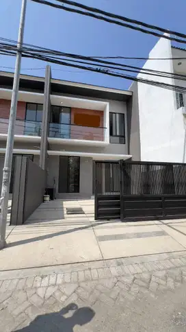 Dijual Rumah Baru Kutisari Surabaya Depan Taman Dekat UK Petra