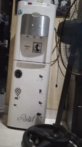 Dispenser sama kulkas