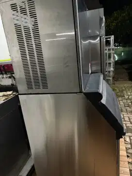 ice meker dadu ex mixue 
kapasitas 400kg
harga 19,5jt