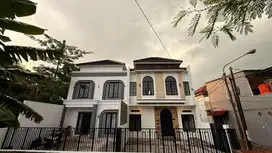 Rumah 2lantai siap huni,posisi hook,akses dekat jalan raya