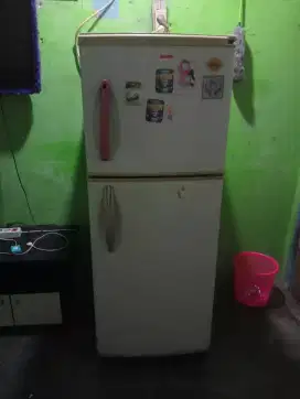 Kulkas 2 pintu LG dingin beku cepet