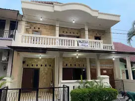 DIJUAL CEPAT RUMAH 2 1/2 LANTAI LOKASI STRATEGIS! OPEN NEGO