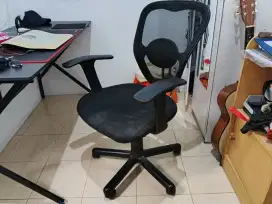 Kursi kantor layak pakai