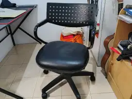 Kursi kantor layak pakai