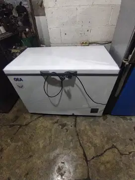 Dijual freezer box Gea 330 lt