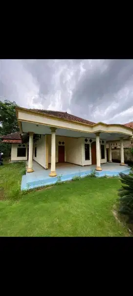 Rumah Pinggir Jalan. Luas Tanah 954 M2 Harga Nego.