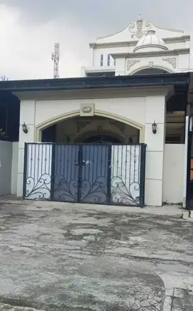 RUMAH CLASIK 3 LANTAI DI CIBIRU BANDUNG