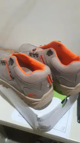 Sepatu lavio ori