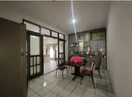 Meja makan dan kursi 4 buah
