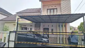 Disewakan rumah 2 lt,4 km tdur,3 km mndi,2 km tdur di lt bawah ,1 Atas