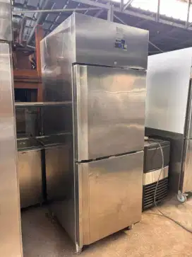 Upright chiller 2 pintu 
Merk master cool
Like new mesin ORI