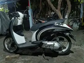 Honda Scoopy th 2012, warna putih violet