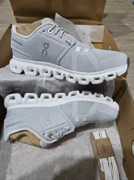 Sepatu On Cloud wanita