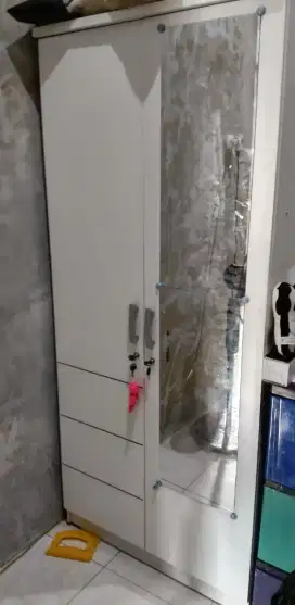 Lemari Kaca Merk