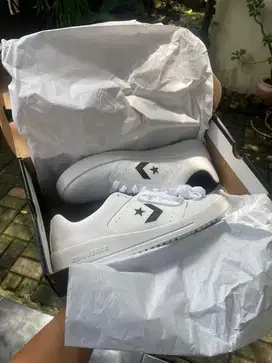 Sepatu Converse Ukuran 42 BARU