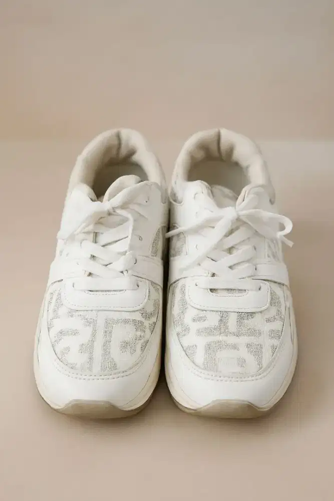 Sepatu wanita putih bermodel size 38