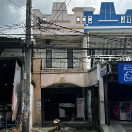 Raya Manukan Tama Double Way Padat Penduduk