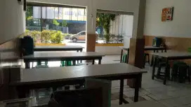 Karyawan rumah makan di Semarang