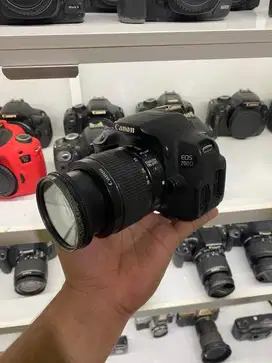 Kamera canon 700D lensa 18-55 layar flip cocok untuk pemula