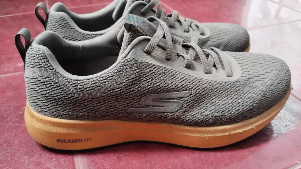 Sepatu Skechers Relaxe Fit original
Size 44,5