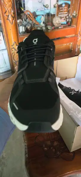 Sepatu on cloud 6