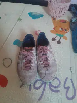Sepatu second adidas gazelle size 38