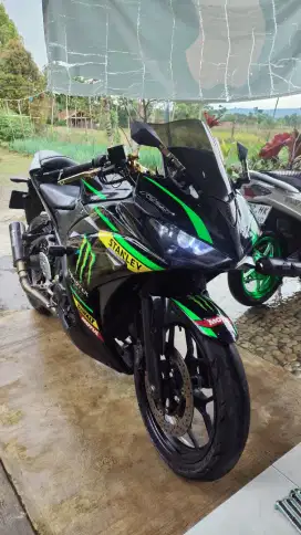 Yamaha R25 Edisi Monster Energy Bawaan lahir