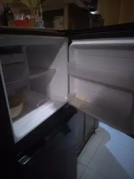 Almari Es 2 Pintu Merk Sharp