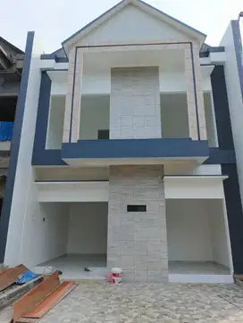 RUMAH TOWN HOUSE 2 LANTAI SIAP HUNI