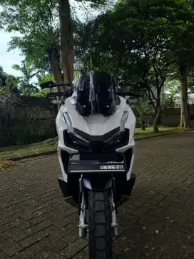 Honda ADV putih