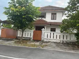Rumah Luas 2 Lt Bisa Untuk Hunian dan Kantor di Tengah Kota Solo