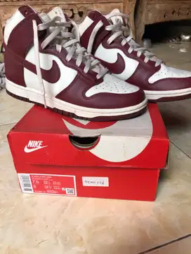 Sepatu nike dunk high maroon