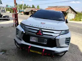 Pajero sport Dakar 2.4 L 4X2 AT  warna putih, tahun 2021 Desember